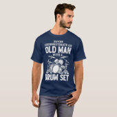 Never Underestimate An Old Man With A Drum Set T-shirt (Voorkant volledig)