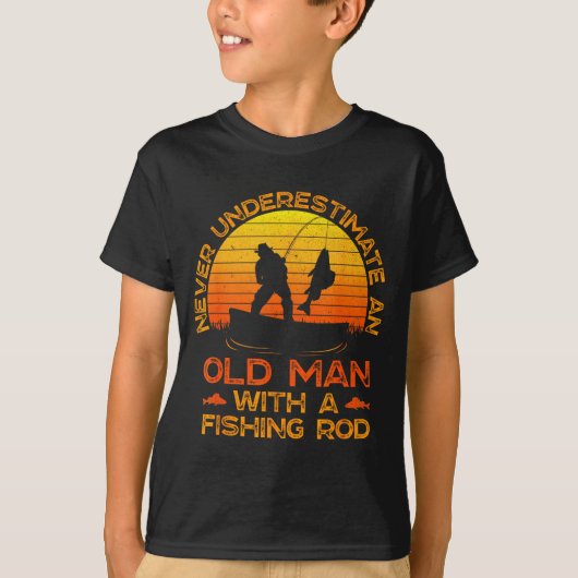 Never Underestimate An Old Man With A Fishing Rod  T-shirt (Voorkant)