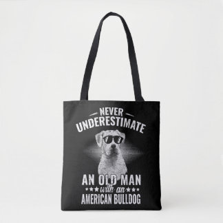 Never Underestimate An Old Man with American Bulld Draagtas