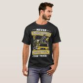 Never Underestimate An Old Man With Tow Truck Tow  T-shirt (Voorkant volledig)