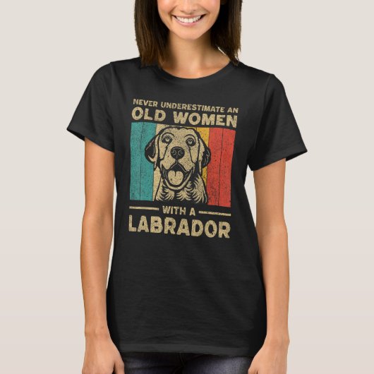 Never Underestimate An Old Women With A Labrador T-shirt (Voorkant)