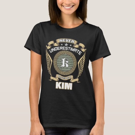 NEVER_UNDERESTIMATE_POWER_OF_A_KIM T-SHIRT (Voorkant)