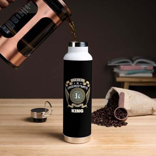 NEVER UNDERESTIMATE POWER OF A KING WATERFLES (Koffie (Gedraaid) )