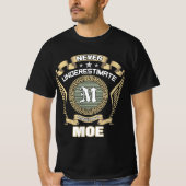NEVER_UNDERESTIMATE_POWER_OF_A_MOE T-SHIRT (Voorkant)