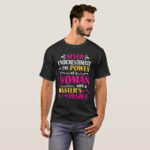Never Underestimate Power Of A Woman With A Master T-shirt (Voorkant volledig)