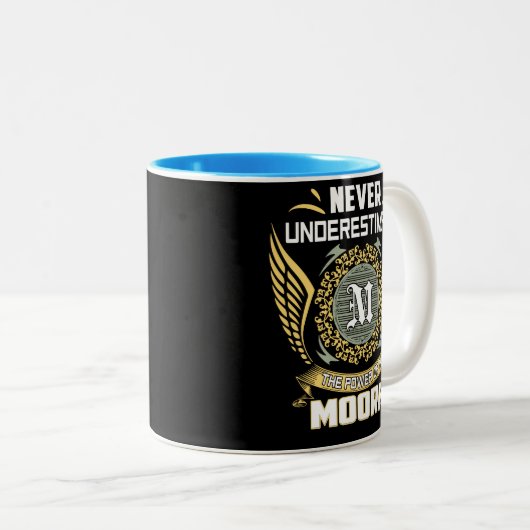 Never Underestimate The Power Of A Moore Tweekleurige Koffiemok (Voorkant rechts)