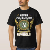 Never Underestimate The Power Of A Newbold T-shirt (Voorkant)