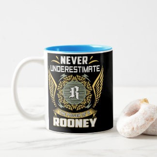 Never Underestimate The Power Of A Rooney Tweekleurige Koffiemok