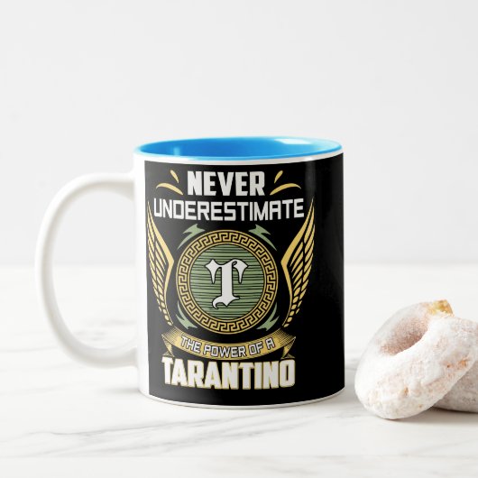 Never Underestimate The Power Of A Tarantino Tweekleurige Koffiemok (Met donut)