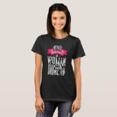 Never Underestimate Woman Hip Replacement Surgery  T-shirt (Voorkant volledig)