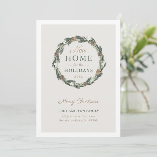 New Home Elegant Neutral Greenery Pine Wreate Feestdagenkaart (Staand voorkant)