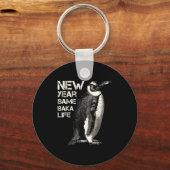New Year Same Baka Life Penguin Joke Sarcastic Mem Sleutelhanger (Voorkant)