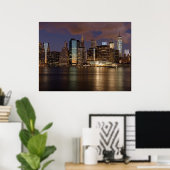 New York Skyline bij nacht Poster (Thuiskantoor)