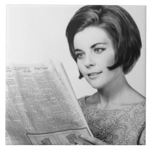 Newpaper lezen door vrouw tegeltje