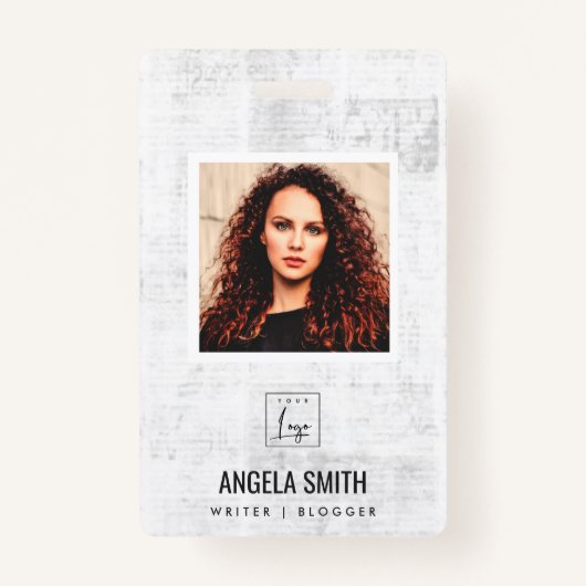 NEWPAPIER TEXTURE EMPLOYEE FOTO BARCODE NAAM BADGE (Voorkant)