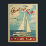 Newport Beach Carte postale Voilier Vintage Califo<br><div class="desc">Ce Salutations From Newport Beach California design nautique de voyage vintage comprend un bateau naviguant sur l'eau avec des mouettes et un ciel bleu rempli de somptueux nuages blancs bouffants.</div>