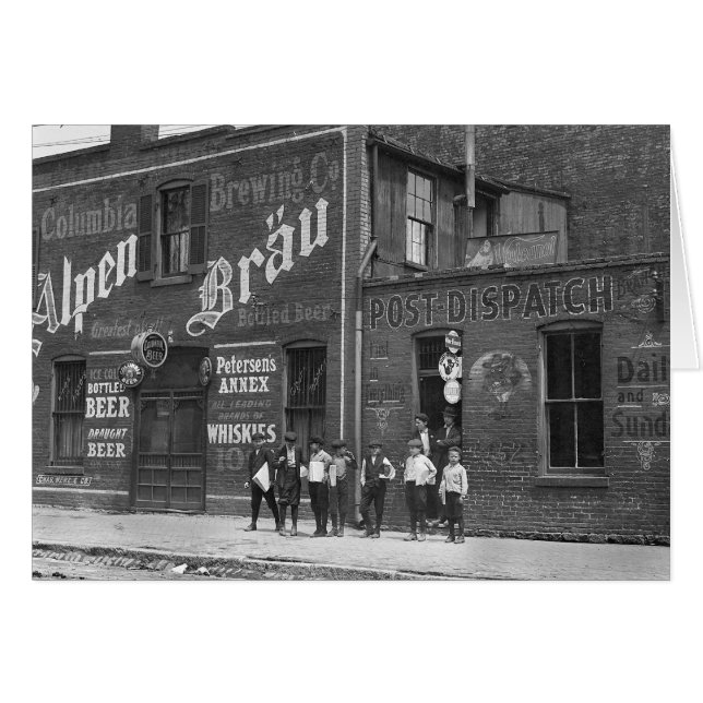 Newsboys Outside a Saloon, 1910 (Devant horizontal)