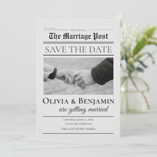 Newspaper-Style Wedding Save the Date (Debout devant)