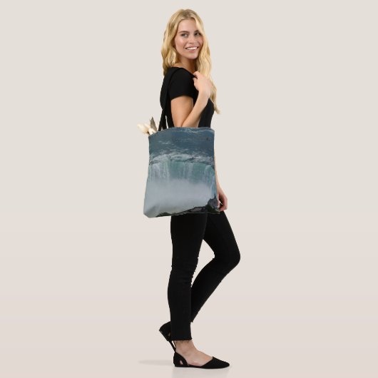 Niagara Herfst All-Over-Print Canvas tas (Op model)