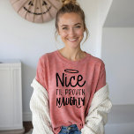 Nice Til Proven Naughty | Fun Black texte Noël<br><div class="desc">Célébrez la saison des fêtes magiques et festives avec nos vêtements de vacances personnalisés. Fun vacances Noël design présente un design typographique noir audacieux "Nice Til Proven Naughty" dans le script de brosse typographique.</div>