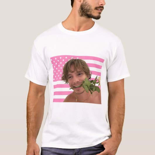 Nicholas Chavez met rozen roze Amerikaanse vlag T-shirt (Voorkant)