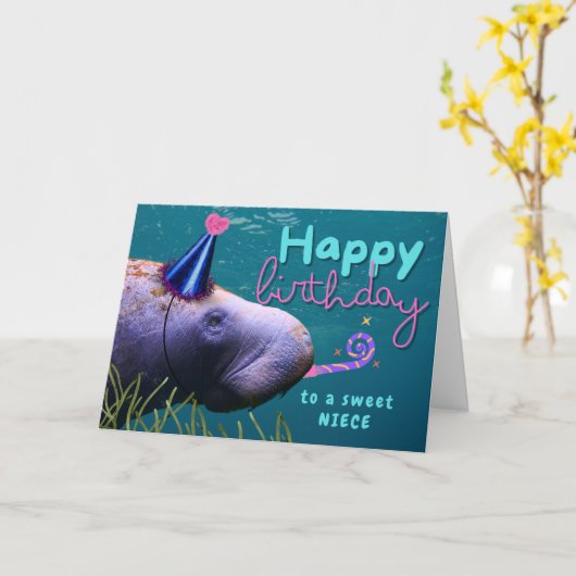 Niece Verjaardag Schattigee Manatee op het feest Kaart (Gele Bloem)