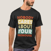 Niemand geeft om je voornaamwoorden retro  t-shirt (Voorkant)