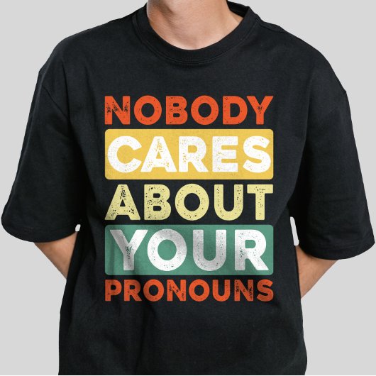 Niemand geeft om je voornaamwoorden retro  t-shirt