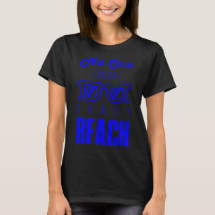 Niemand houdt van een zonbril met een grijs strand t-shirt