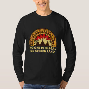 Niemand is illegaal op gestolen land in Amerika T-shirt