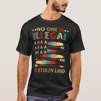 Niemand is illegaal op Gestolen Land Native Americ T-shirt
