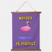 Niemand is perfect - flamingo met zwemring hangend wandkleed (Voorkant)