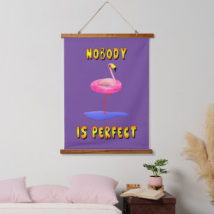 Niemand is perfect - flamingo met zwemring hangend wandkleed