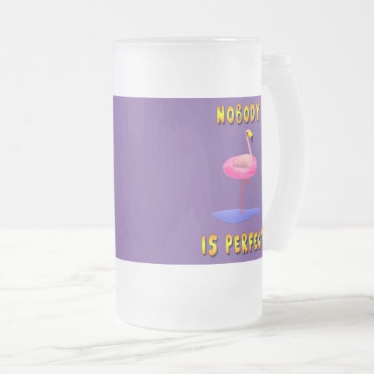Niemand is perfect - flamingo met zwemring matglas bierpul (Voorkant rechts)