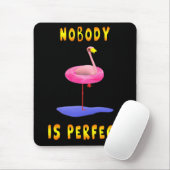 Niemand is perfect - flamingo met zwemring muismat (Met muis)
