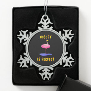 Niemand is perfect - flamingo met zwemring tin sneeuwvlok ornament