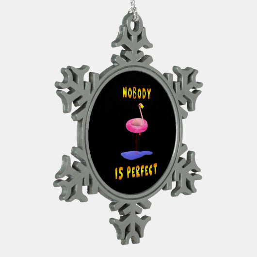 Niemand is perfect - flamingo met zwemring tin sneeuwvlok ornament (Links)