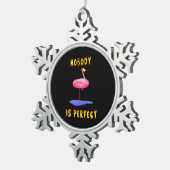 Niemand is perfect - flamingo met zwemring tin sneeuwvlok ornament (Rechts)