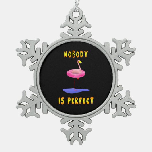Niemand is perfect - flamingo met zwemring tin sneeuwvlok ornament (Voorkant)