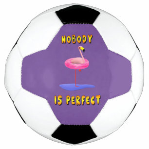 Niemand is perfect - flamingo met zwemring voetbal