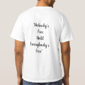 Niemand is vrij tot iedereen een gratis T-shirt he (Achterkant)