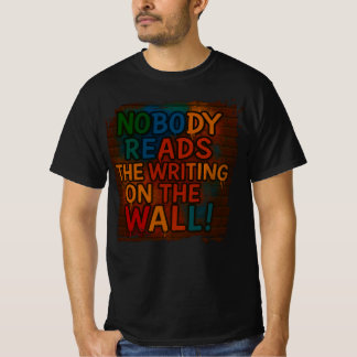Niemand leest het geschrift op de muur! leuk T-shi T-shirt