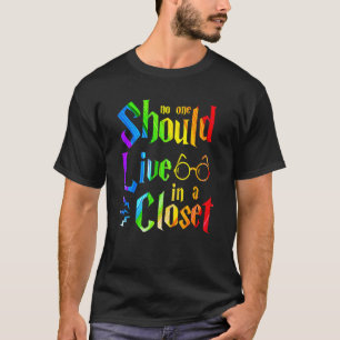 Niemand mag in een kast leven. t-shirt