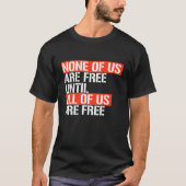 NIEMAND VAN ONS IS VRIJ TOT T-SHIRT (Voorkant)