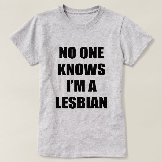 NIEMAND WEET DAT IK EEN LESBIAN BEN T-SHIRT (Design voorkant)