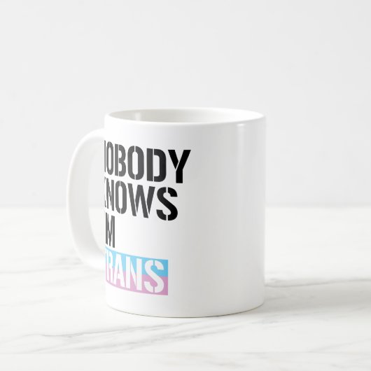 Niemand weet dat ik Trans ben -  Koffiemok (Voorkant links)