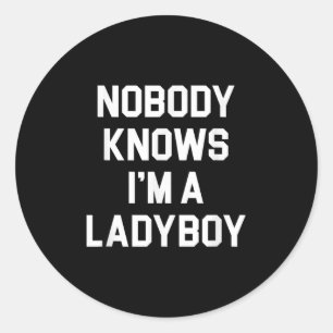 Niemand weet het in een ladyboy - grappige ladyboy ronde sticker
