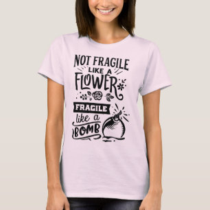 Niet breekbaar als een bloem breekbaar als een bom t-shirt