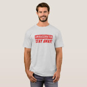 Niet-gevaccineerd Verblijf weg, grappige anti-Vaxx T-shirt (Voorkant volledig)