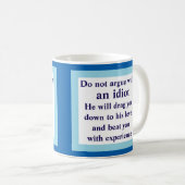 Niet met een idioot in discussie, hij zal... Witte Koffiemok (Voorkant rechts)